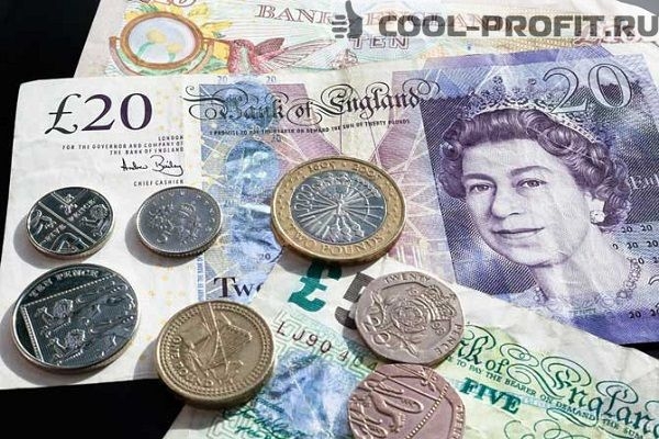 Британский фунт снижается под давлением проблем Brexit